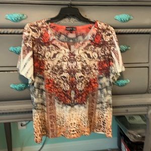Lovely top with cute design!lots of detail!